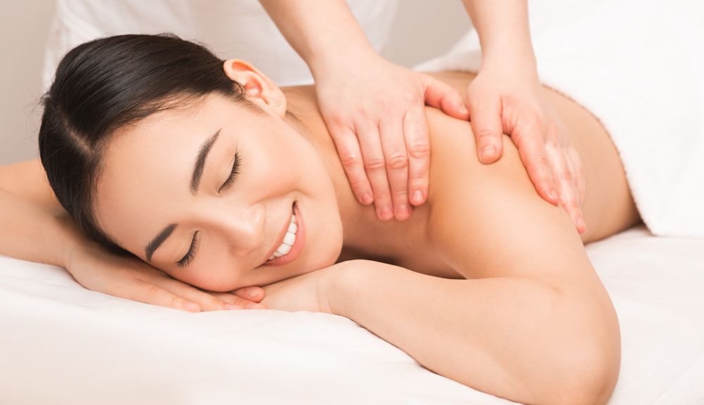 relaxing-traditional-asian-massage-los-angeles (1) Woman relaxing with traditional massage in LA